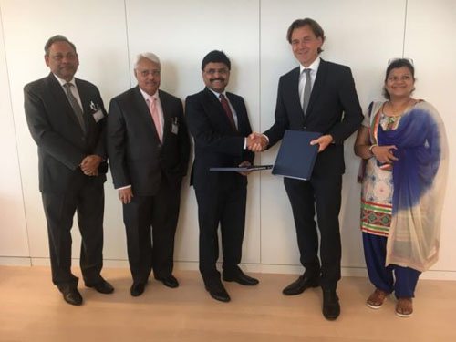 德國復興信貸銀行KfW上星期與印度國有鄉村電氣化公司簽署了一項2億歐元的借款協議,以支撐印度各地鄉村地區可再生動力的開展。 總部坐落法蘭克福的KfW上星期宣告已與鄉村電氣化公司(REC)簽署借款協議,該公司將以低息借款的方式將資金搬運給出資者,用于開發印度鄉村的風能和太陽能等可再生動力發電。借款有必要附有來自借款人的高達30%的供款以及其他銀行在辛迪加融資方案下的供款。 KfW期望其出資將有助于開發價值約200兆瓦(MW)的清潔動力,每年可節約高達285,000噸二氧化碳。 “印度在二氧化碳排放量最高的國家中名列第三,”KfW集團執行委員會成員Joachim Nagel教授解釋道,“鑒于經濟和人口的繼續增長,對電力的需求也將繼續添加。KfW為促進可再生動力運用的添加供給的資金將為減緩溫室氣體排放的添加和削減電力供應的缺乏做出重要奉獻。” 據德國復興信貸銀行講話人稱,協作40多年來,德國現已參加了與印度動力部分的多個項目協作,“總體目標是促進包容性,技能和經濟效益,社會和生態可繼續的動力供應和運用。” 依據德國復興信貸銀行講話人的說法,該銀即將繼續出資約24億歐元,其間10億歐元“致力于印度綠色動力走廊方案,支撐可再生動力和輸電基礎設施的開展。” 印度各地正在進行嚴重的可再生動力開發,這部分歸功于政府打算到2022年將可再生動力發電能力提高到175千兆瓦(GW),占該國動力發電容量的近一半。估計太陽能發電將占有未來可再生動力組合的100吉瓦,而風電估計將奉獻約60吉瓦,生物質和小型水電將別離添加10吉瓦和5吉瓦。